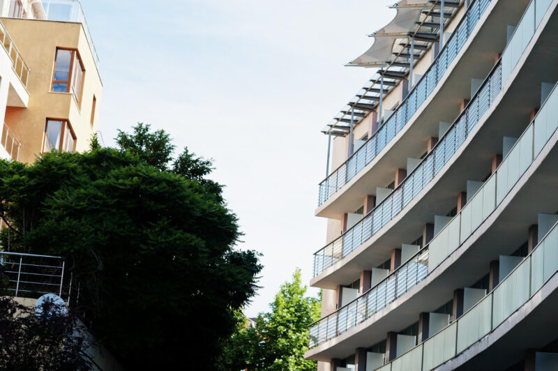 Zaskakujące spowolnienie na rynku mieszkań. Ceny przestały rosnąć – co dalej? 🏡