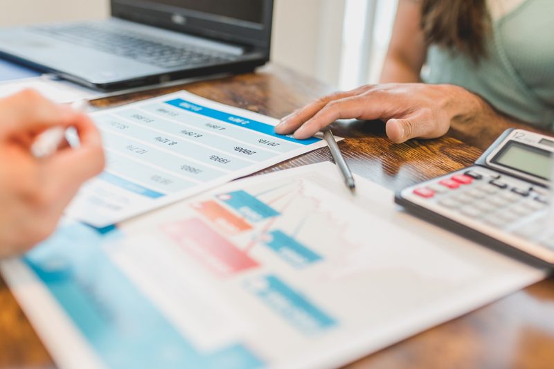 Faktoring odwrotny zamiast zamrażania gotówki. Jak działa finansowanie faktur zakupowych